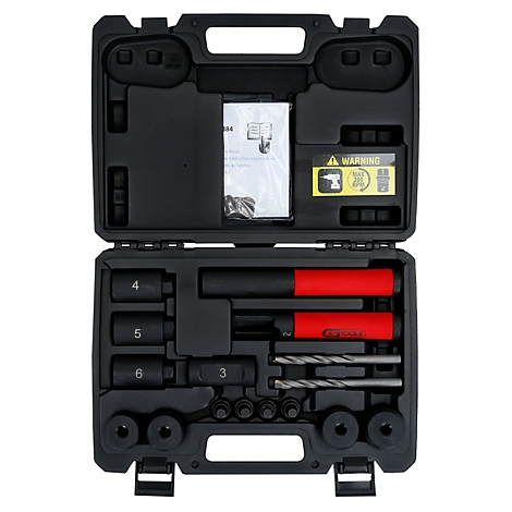 Schwarzer Werkzeugkoffer mit geöffnetem Deckel. Verschiedene Werkzeuge mit roten Griffen und Zubehör sind darin angeordnet. Anleitung und Warnhinweis.